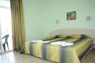 Отель Hotel Boomerang - Sunny Beach Солнечный Берег Двухместный номер с 1 кроватью или 2 отдельными кроватями и балконом (для 2 взрослых и 1 ребенка)-3